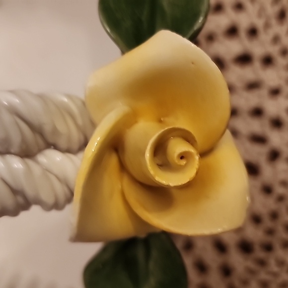 VINTAGE CAPODIMONTE BASKET WOVEN PORCELAIN w/ YELLOW FLOWERS Made in ITALY - Picture 6 of 13